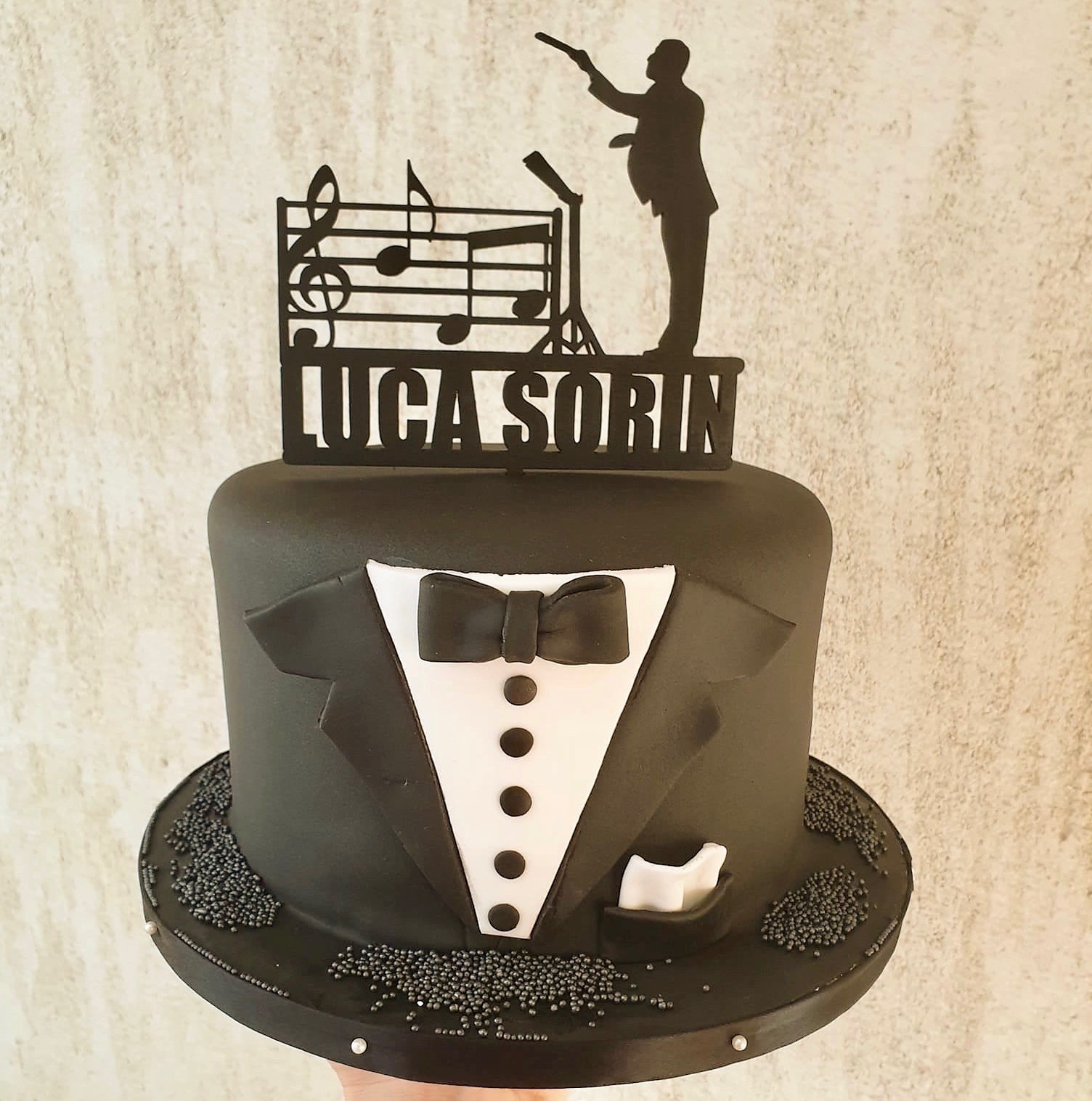 Topper de tort "Dirijorul" cu note muzicale și nume - imagine 2