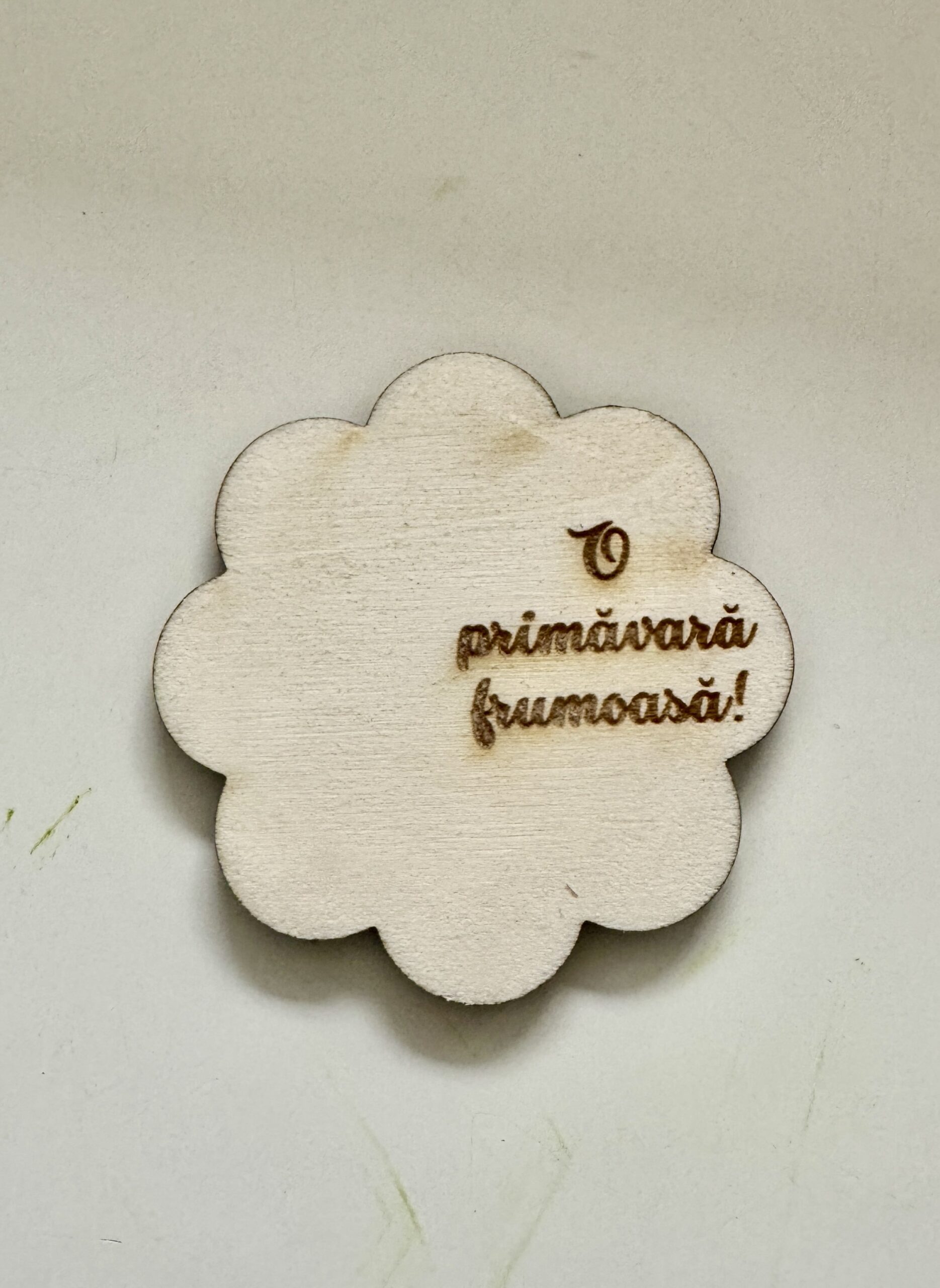 Decupaj floare din lemn personalizat.