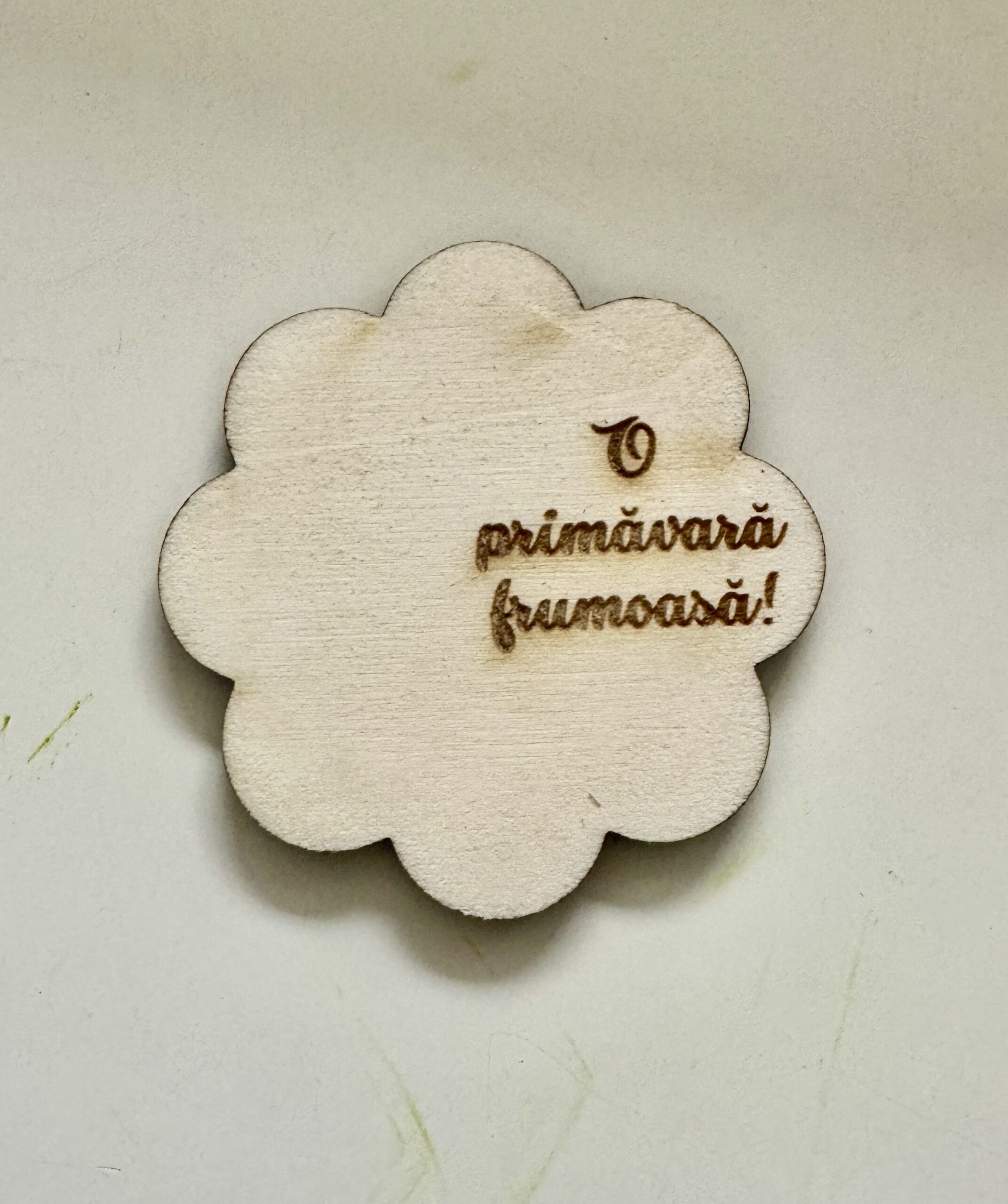 Decupaj floare din lemn personalizat.
