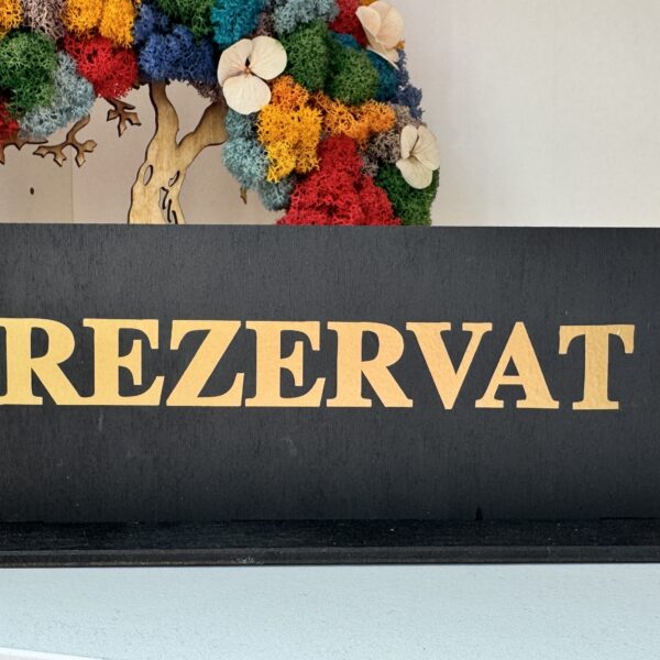 Decor elegant pentru mese și evenimente.