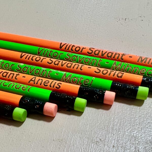 Creion personalizat prin gravare