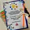 Set cadou educativ pentru elevi, format din caiet colorat și creioane, ideal pentru școală sau activități creative