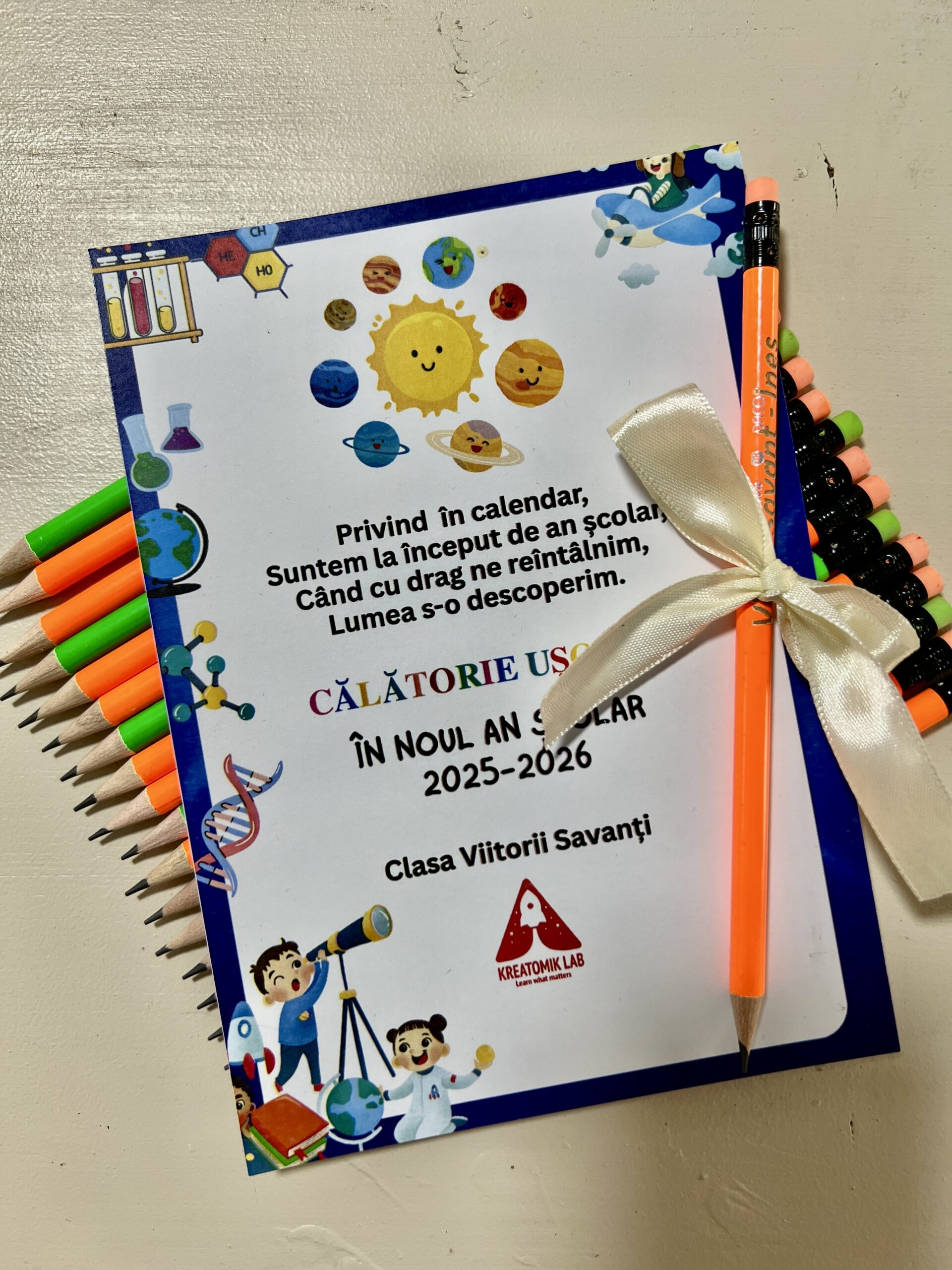 Set cadou educativ pentru elevi, format din caiet colorat și creioane, ideal pentru școală sau activități creative