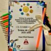 Set cadou educativ pentru elevi, format din caiet colorat și creioane, ideal pentru școală sau activități creative