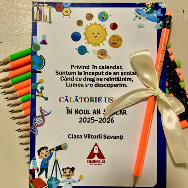 Set cadou educativ pentru elevi, format din caiet colorat și creioane, ideal pentru școală sau activități creative
